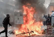 ¡Caos en Francia! Incendian camión de bomberos durante protestas estudiantiles Foto: Atacan a bomberos y queman vehículos en Francia /Cortesía