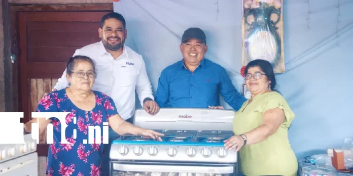 Foto: Mabe premió a doña Elieta con una nueva cocina /TN8