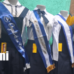 Todo listo para las promociones: Mercados ya ofertan togas, birretes y trajes Foto: Mercados ofertan trajes para las promociones escolares /TN8