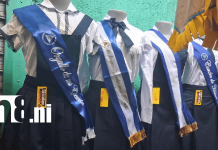 Foto: Mercados ofertan trajes para las promociones escolares /TN8