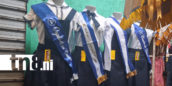 Foto: Mercados ofertan trajes para las promociones escolares /TN8