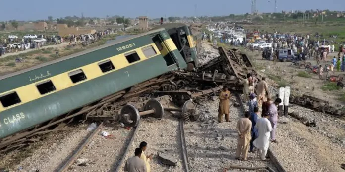 Plantilla Moderna TN8.Ni-Recuperado (12) Foto: Tren con 14 vagones se descarrila en Pakistán /Cortesía