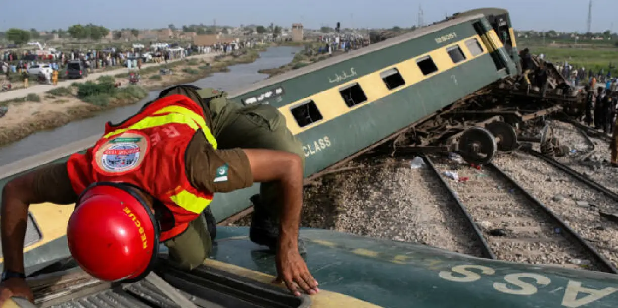 Foto: Tren con 14 vagones se descarrila en Pakistán /Cortesía