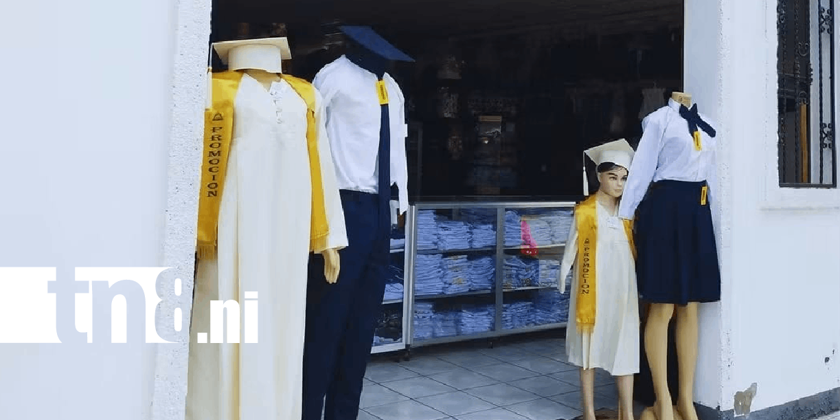 Foto: Mercados ofertan trajes para las promociones escolares /TN8