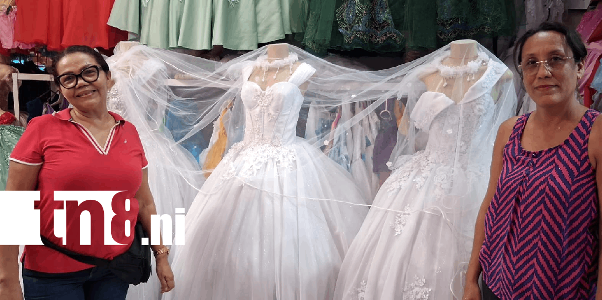Foto: Mercados ofertan trajes para las promociones escolares /TN8