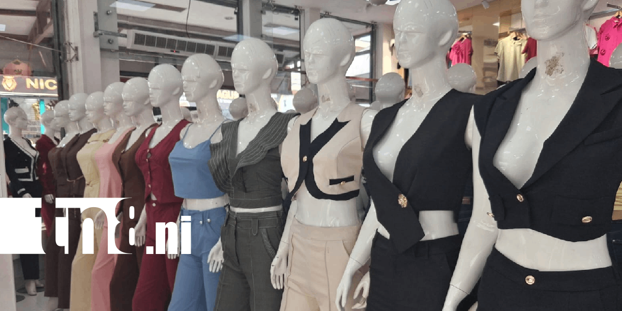 Foto: Mercados ofertan trajes para las promociones escolares /TN8