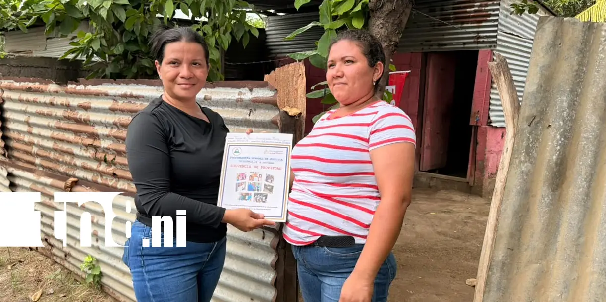 Foto: 50 familias de Monte Fresco reciben documentos /TN8