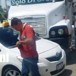 ¡Segundos de tensión! Tráiler impacta a taxi en intersección de Matiguás Foto: Tráiler choca contra taxi en plena intersección del mercado de Matiguás /TN8