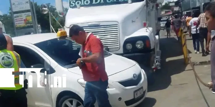 Foto: Tráiler choca contra taxi en plena intersección del mercado de Matiguás /TN8