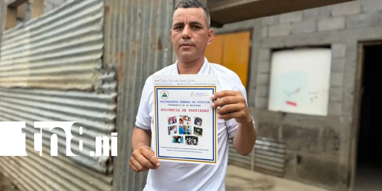Foto: 50 familias de Monte Fresco reciben documentos /TN8