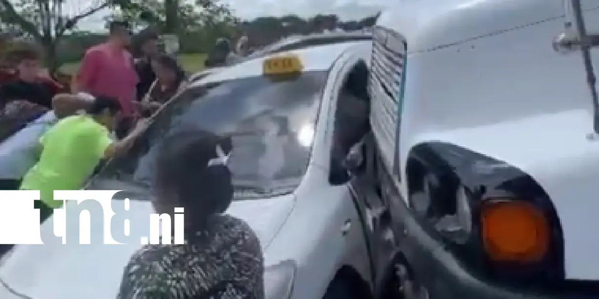Foto: Tráiler choca contra taxi en plena intersección del mercado de Matiguás /TN8