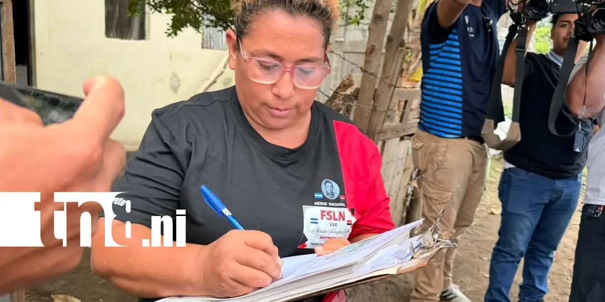 Foto: 50 familias de Monte Fresco reciben documentos /TN8