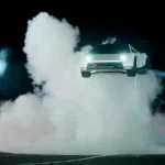 De película: el Tesla Roadster salta y queda suspendido en el aire (VIDEOS) Foto: Nuevo Tesla sorprende con saltos y giros en el aire /Cortesía
