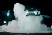 De película: el Tesla Roadster salta y queda suspendido en el aire (VIDEOS) Foto: Nuevo Tesla sorprende con saltos y giros en el aire /Cortesía