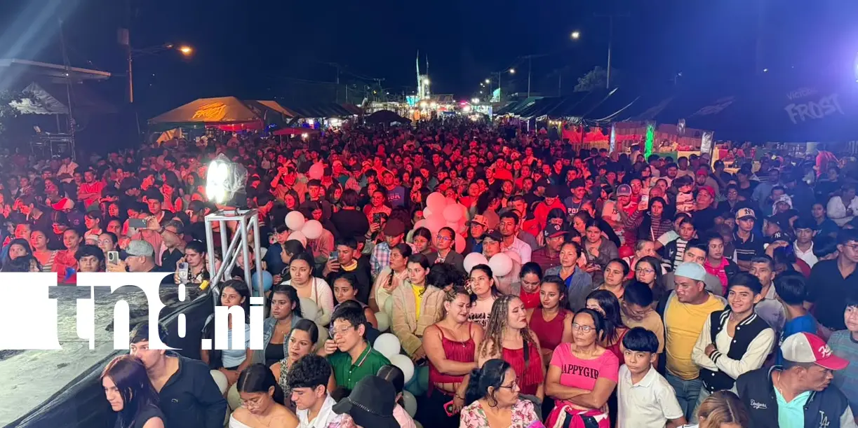Foto: Diosling Díaz es coronada reina del 135 aniversario de Jinotega /TN8