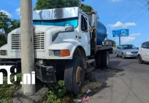 Camión se queda sin frenos y termina estrellado contra poste en Managua Foto: Camión termina contra poste eléctrico en Managua /TN8