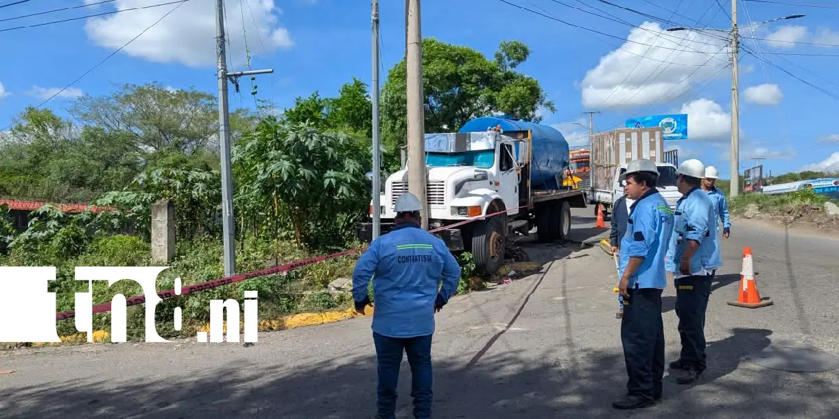 Foto: Camión termina contra poste eléctrico en Managua /TN8