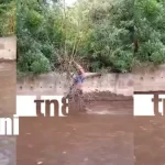Foto: Arriesgó su vida para salvar otra: rescate en cauce de Managua /TN8