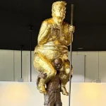 Trump desnudo y dorado: la polémica estatua que causa revuelo en Europa Foto: Estatua de Trump desnudo y dorado llega al Parlamento /Cortesía