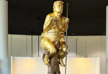 Trump desnudo y dorado: la polémica estatua que causa revuelo en Europa Foto: Estatua de Trump desnudo y dorado llega al Parlamento /Cortesía