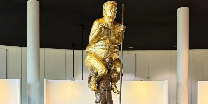 Plantilla Moderna TN8.Ni-Recuperado (9) Foto: Estatua de Trump desnudo y dorado llega al Parlamento /Cortesía