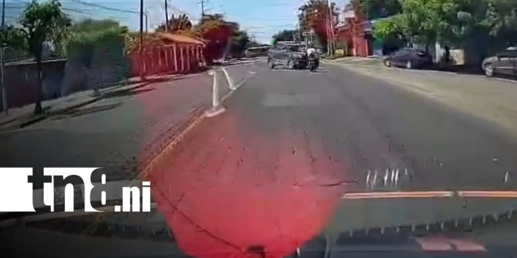 Foto: Motociclista resulta lesionado tras colisionar con una camioneta en Plaza España / TN8
