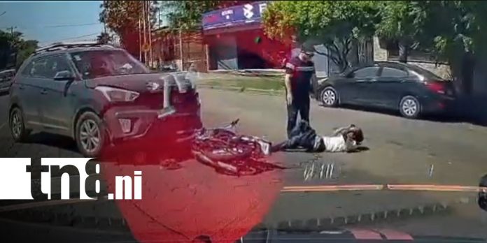 Foto: Motociclista resulta lesionado tras colisionar con una camioneta en Plaza España / TN8 Foto: Motociclista resulta lesionado tras colisionar con una camioneta en Plaza España / TN8