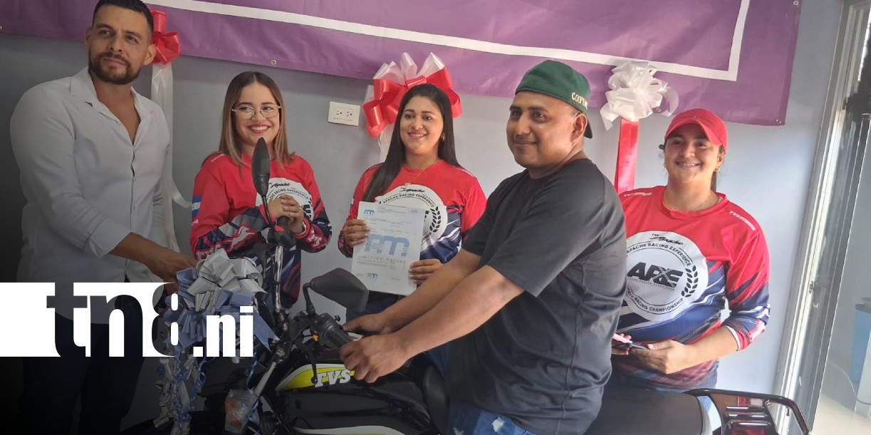 Foto: Ganador de moto TVS con el Hércules Nica de Crónica TN8