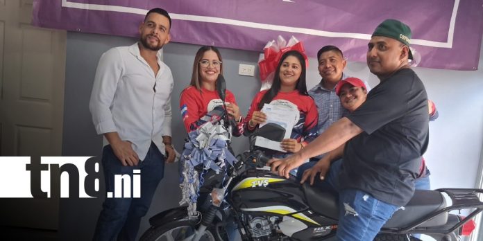 Foto: Ganador de moto TVS con el Hércules Nica de Crónica TN8 Foto: Ganador de moto TVS con el Hércules Nica de Crónica TN8