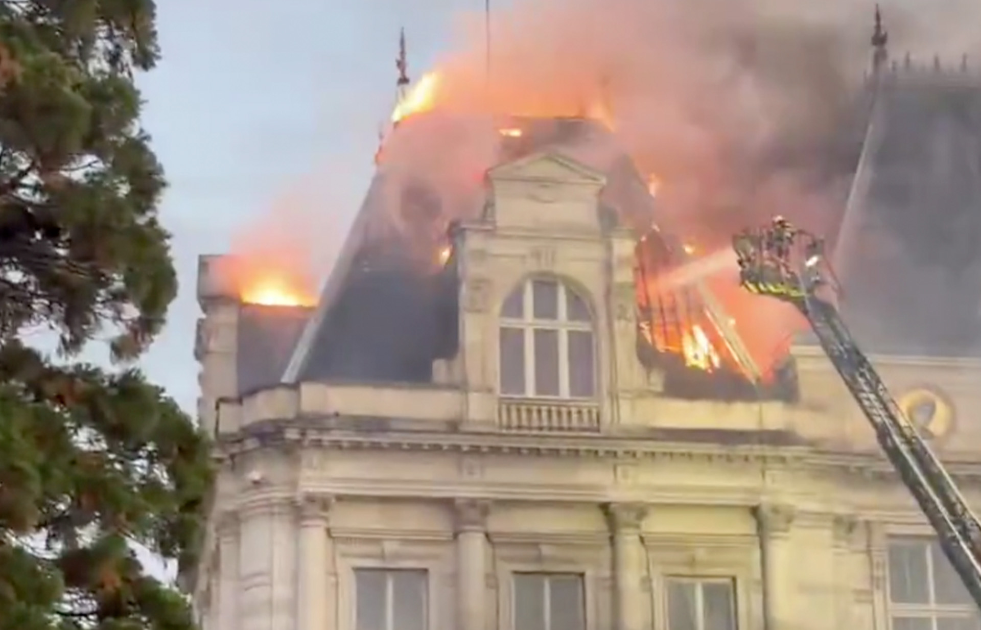 Foto: Protestas en Francia: incendio destruye parte de un edificio histórico/ Cortesía