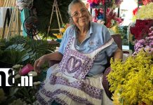 Flores naturales y artificiales conquistan la oferta para el Día de los Difuntos Foto: Venta de flores en cementerios de Managua / TN8