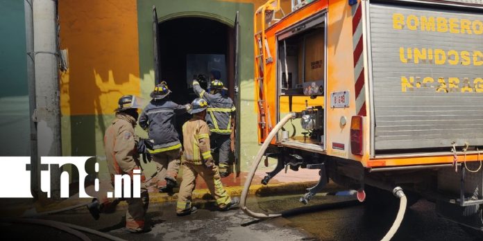 Foto: Incendio afecta al menos tres viviendas en León / TN8 Foto: Incendio afecta al menos tres viviendas en León / TN8