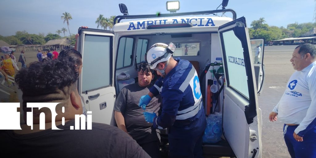 Foto: Rescatan a dos personas en peligro de ahogarse en Pochomil/TN8