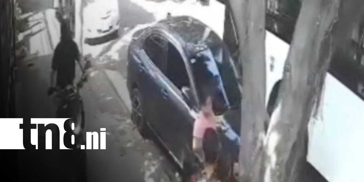 Foto: Imprudencia de motorizado en una calle de Managua al aventajar bus / TN8