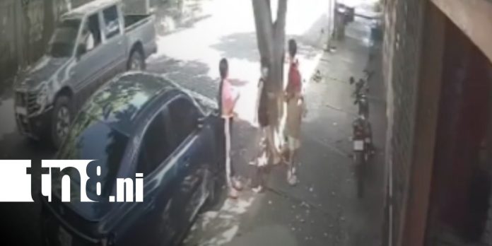 Foto: Imprudencia de motorizado en una calle de Managua al aventajar bus / TN8 Foto: Imprudencia de motorizado en una calle de Managua al aventajar bus / TN8