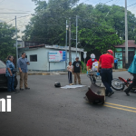 ¡Se llevó el bumper! Motorizado choca contra carro en Managua Foto: Accidente de tránsito en sector de Monseñor Lezcano, Managua / TN8