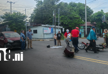 ¡Se llevó el bumper! Motorizado choca contra carro en Managua Foto: Accidente de tránsito en sector de Monseñor Lezcano, Managua / TN8