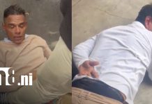 Retienen a dos hombres tras ser señalados de sustraer ropa de una tienda del Mercado Oriental Foto: Retienen a supuestos ladrones en el Mercado Oriental / TN8