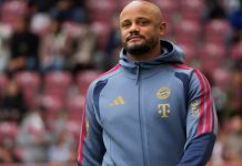 Vincent Kompany se encuentra estable tras desplomarse en la práctica del Bayern Foto: El director técnico Vincent Kompany durante una práctica del Bayern Munich/Cortesía