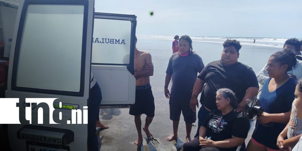 Foto: Rescatan a dos personas en peligro de ahogarse en Pochomil/TN8