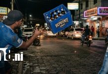 Enfrenta los tribunales tras aventarle una caja de cervezas a su víctima